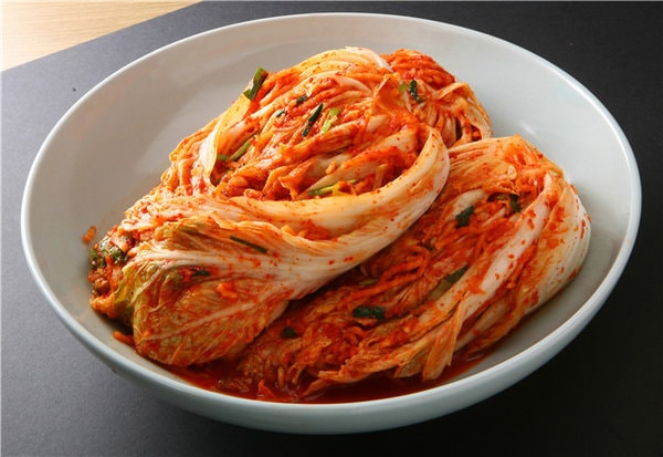 Món kim chi Hàn Quốc có nguồn gốc từ thói quen ngâm bắp cải với nước muối để bảo quản chúng lâu hơn